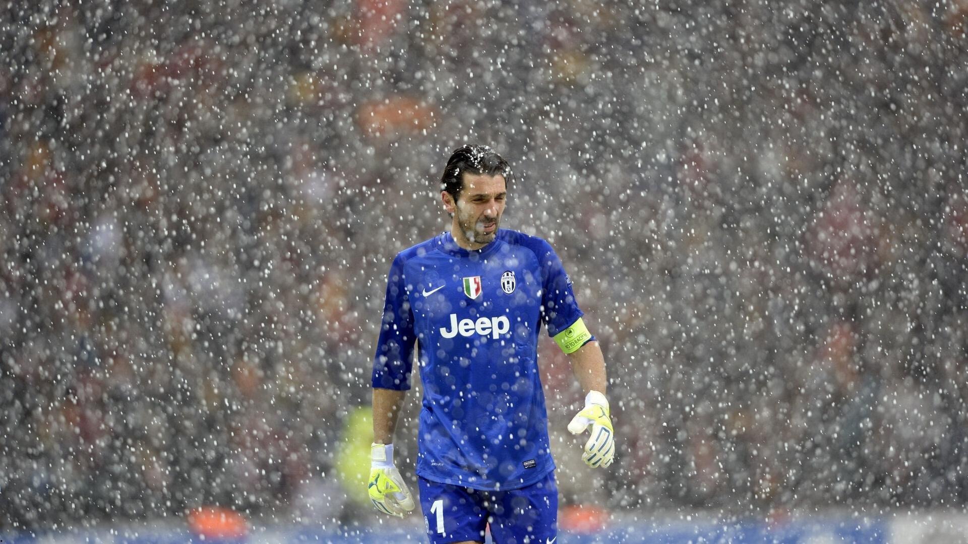 梅西第七次捧起金球奖 创下足坛历史新纪录